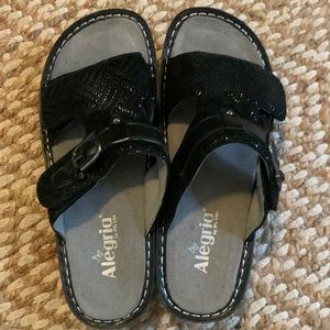 New Alegria Peggy Sandals in Black with Velcro Straps Size 10.5